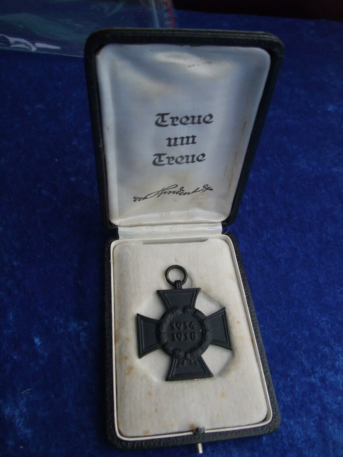 Ehrenkreuz für Hinterbliebende, im schwarzen Etui "Treue um Treue" Unterschrift von Hindenburg, Sehr seltenes Set, in sehr guter Erhaltung.