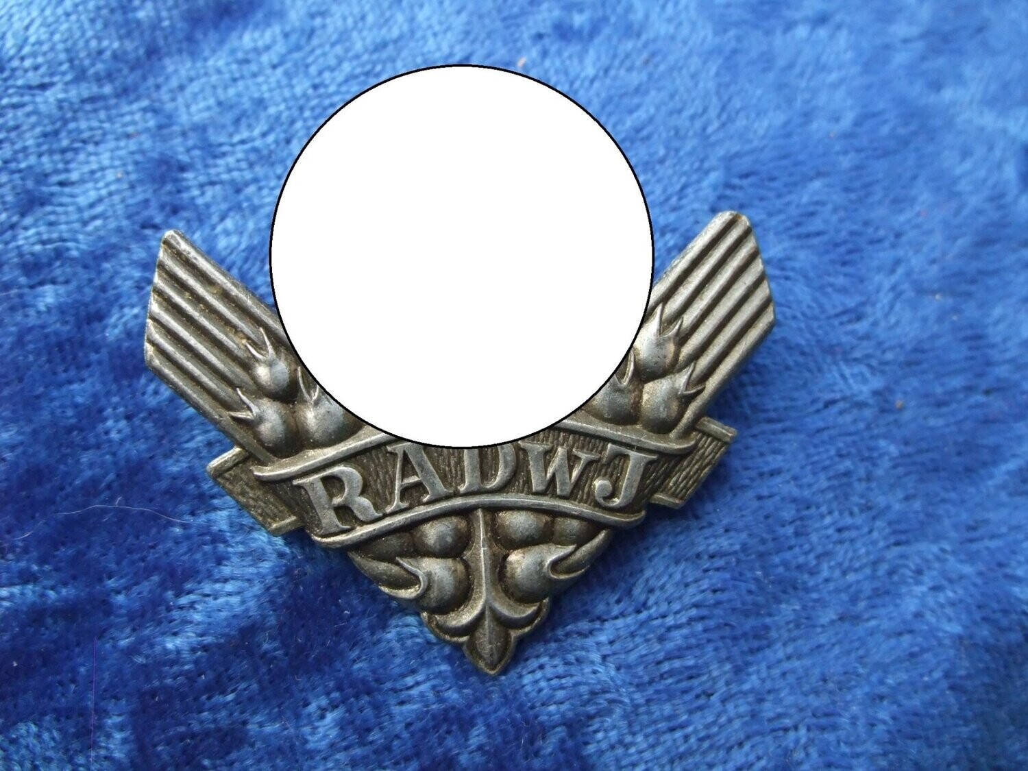 3. Reich Mützenabzeichen Reichsarbeitsdienst der weiblichen Jugend(RAD/wJ)/Brosche für Kriegshilfsdienst