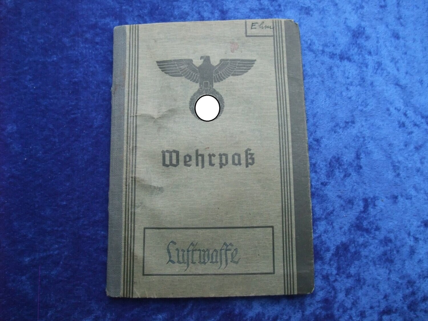 Luftwaffe Wehrpass für einen Kriegsberichter. Gefallen mit Grabfoto. Auszeichnung: Fliegerschützenabzeichen, EK2, Einmarschmedaille. Sehr selten.