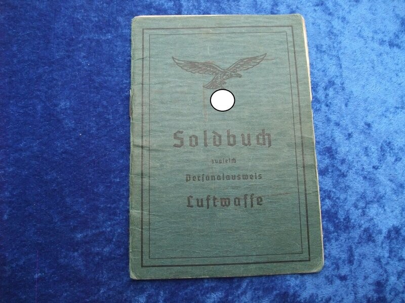 Luftwaffe Soldbuch Fallschirmjäger. Auszeichnungen: Verwundetenabzeichen schwarz, Fallschirmschützenabzeichen, EK 2, Nahkampfspange in bronze. Tolles spätes Soldbuch, leider fehlen die Seiten 1-4 Luftwaffe Soldbuch Fallschirmjäger. Auszeichnungen: Verwundetenabzeichen schwarz, Fallschirmschützenabzeichen, EK 2, Nahkampfspange in bronze. Tolles spätes Soldbuch, leider fehlen die Seiten 1-4