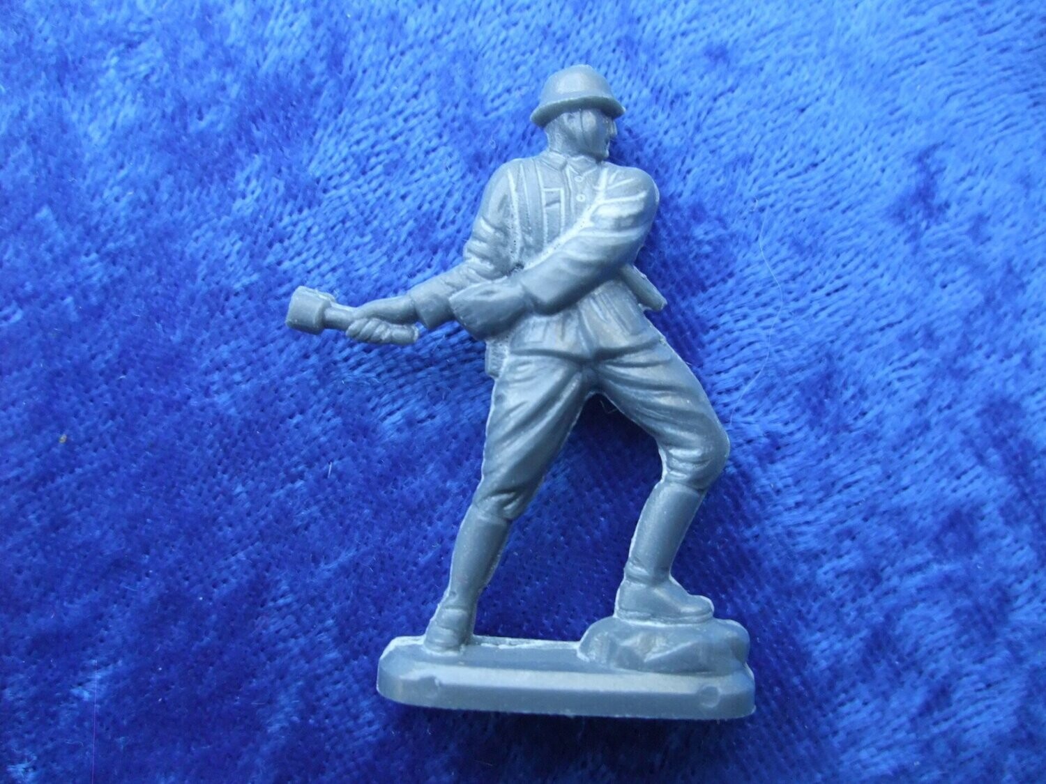 Abzeichen Winterhilfswerk WHW Soldat mit Handgranate