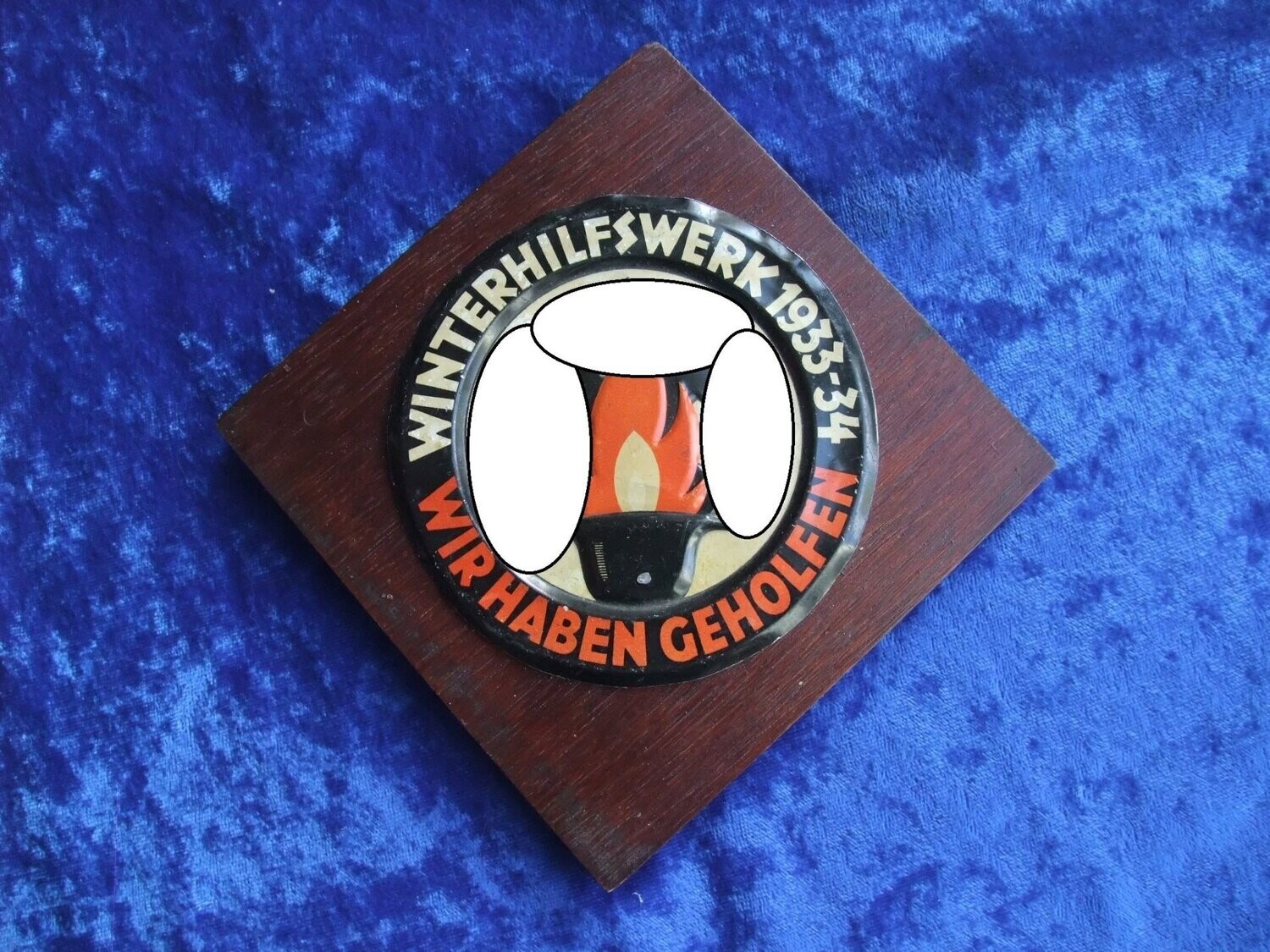 Türplakette " Winterhilfswerk 1933-34 Wir haben geholfen" Durchmesser 95mm auf Holzplatte