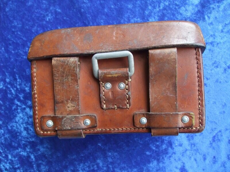 Wehrmacht Ledertasche, Sanitätstasche für das Koppel gestempelt Bollmann & CO Tuttlingen 1940