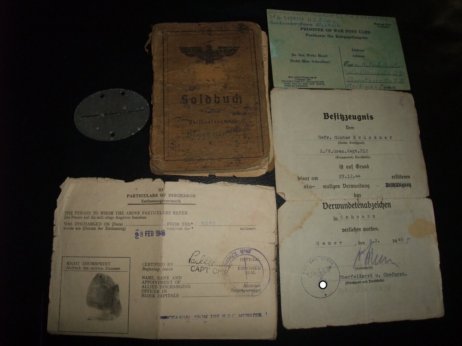 Nachlass Brückner mit Soldbuch, Erkennungsmarke, Urkunde VWA schwarz, Gesellenbrief und POW Papieren. Grenadierregiment 212. Soldbuch geschleppt aber gut geführt, Erkennungsmarke identisch!!