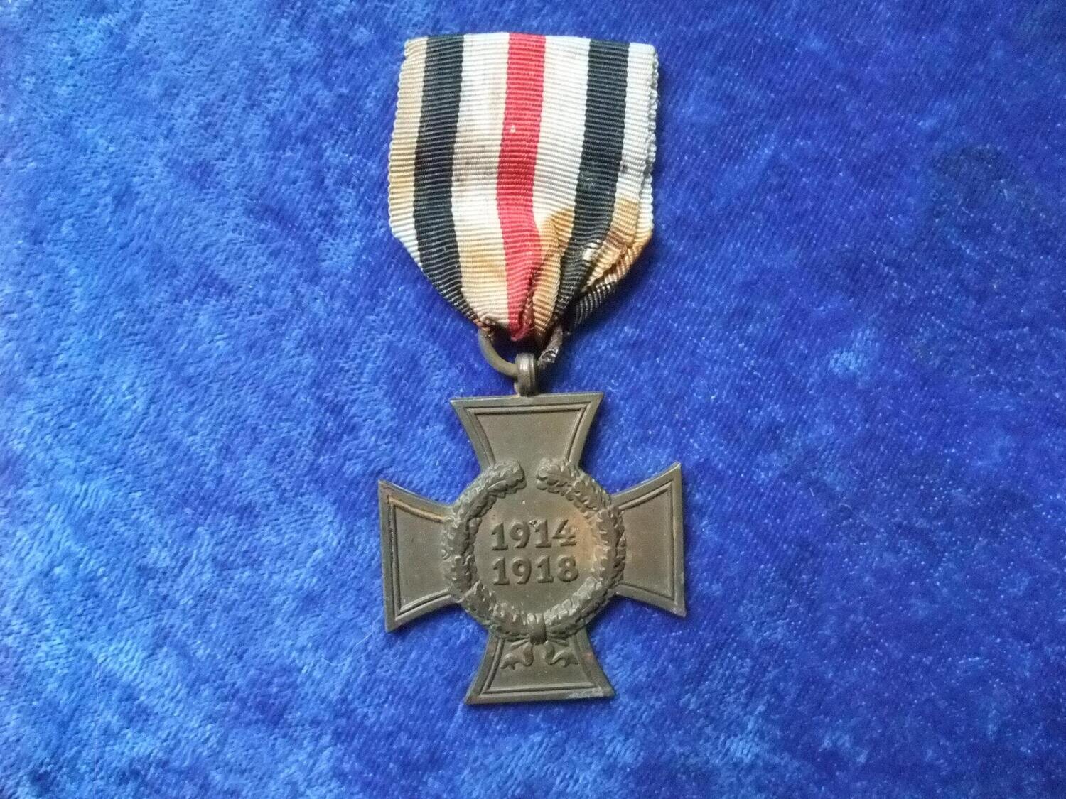 Ehrenkreuz des Weltkrieges ohne Schwerter am konfektionierten Nichtkämpferband. Hersteller G2