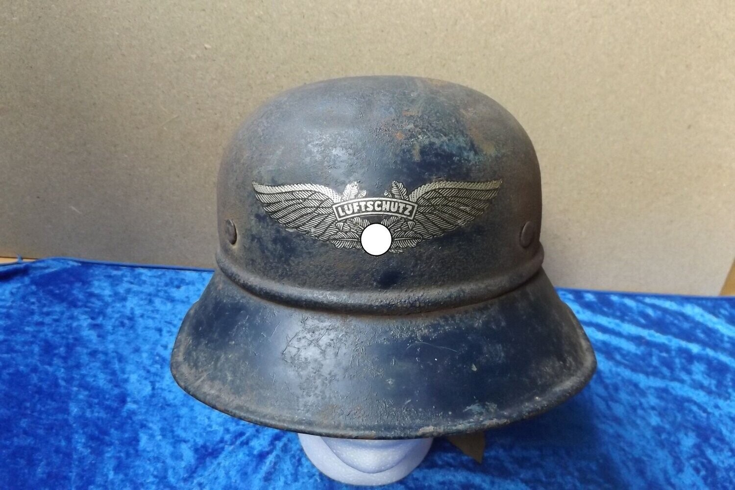 Luftschutz Helm Gladiator. Emblem voll erhalten. Mit Namen im Inneren. Unberührter Fundzustand, siehe Fotos.