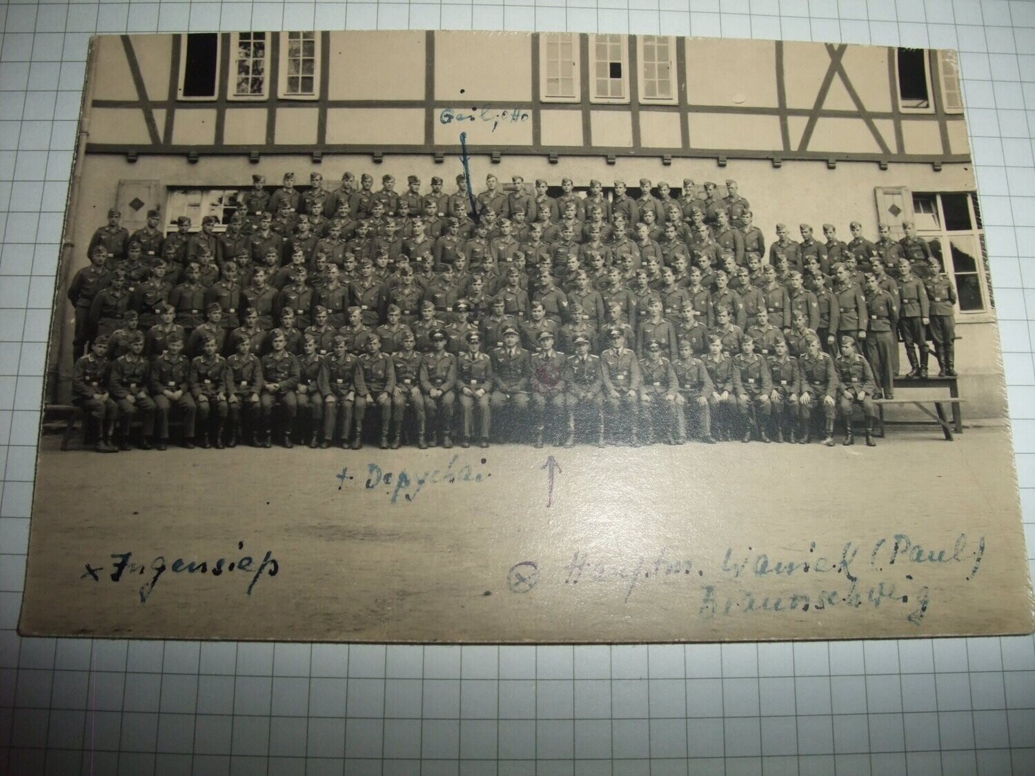 O64, Foto PK Größe Kompanierfoto 7. Kompanie
Fallschirm-Armee-Nachrichten-Regiment 1, Orden Fallschirmschützenabzeichen
