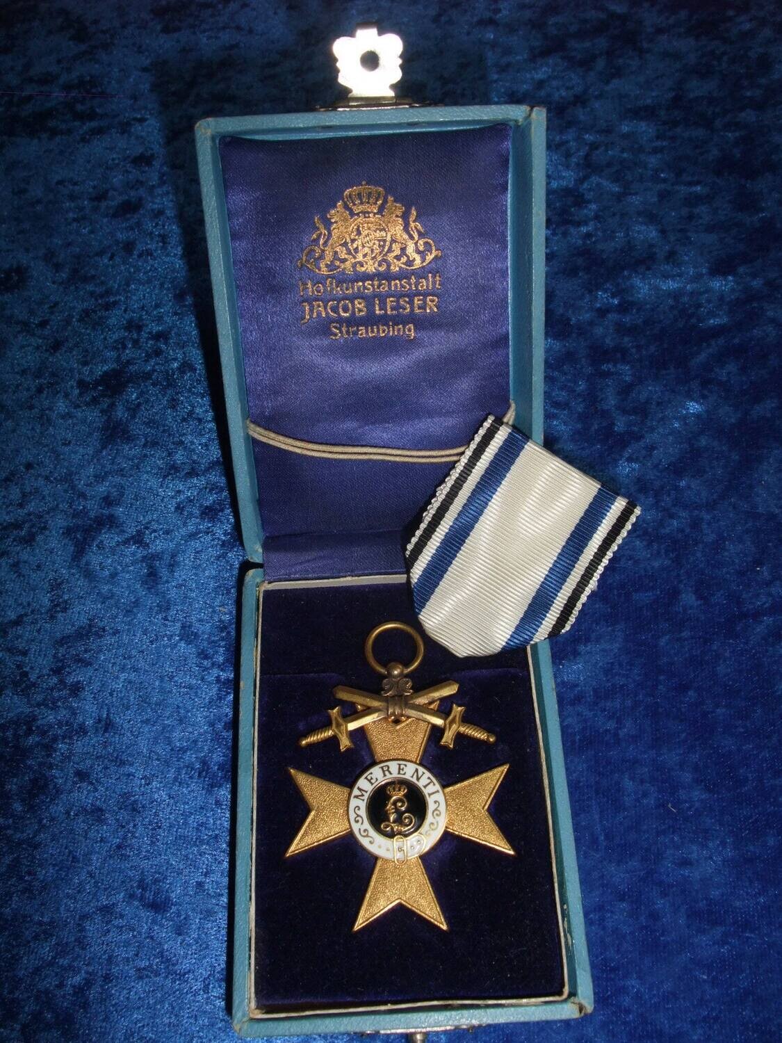 Bayern Militär-Verdienstkreuz MVK 1.Klasse mit Schwertern. Mit Bandstück im Etui der Hofkunstanstalt Jakob Leser, Straubing.