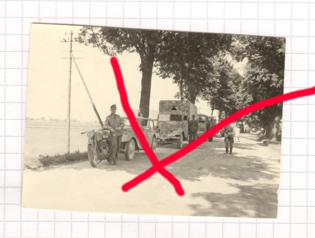 O85, Foto Wehrmacht LKW PKW Motorrad Tarnfarbe Italien 1944