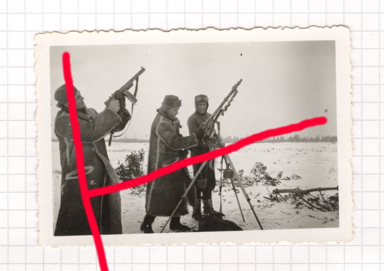 O87, Foto Wehrmacht Soldaten Waffen MG 34 auf Dreibein, russische Beute MP