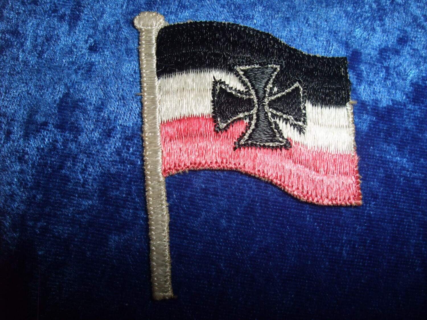 Patriotisches Ärmelabzeichen, Stoff,  schwarz-weiß-rot mit EK.