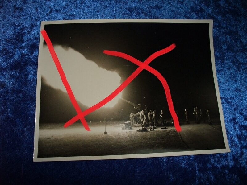 O114, Großfoto ca. 23,5 x 17,5 cm Wehrmacht 8,8 Flak Geschütz beim Nachtschießen