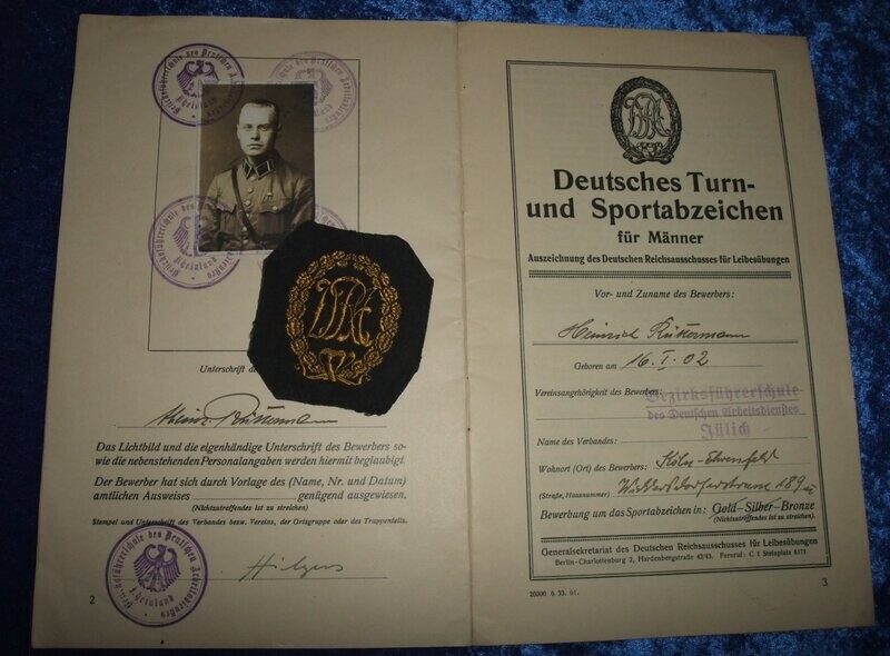 Urkundenheft Reichssportabzeichen für einen SA Mann an der Bezirksführerschule Jülich mit Stoffabzeichen, Stahlhelmbund.
