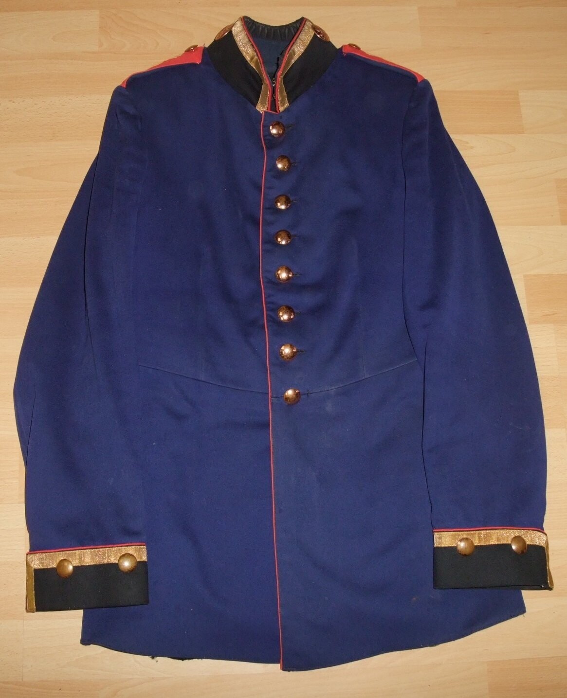 Württemberg: Waffenrock eines Angehörigen im Feldartillerie Regiment FAR 49. Getragenes Stück in sehr gutem Zustand.