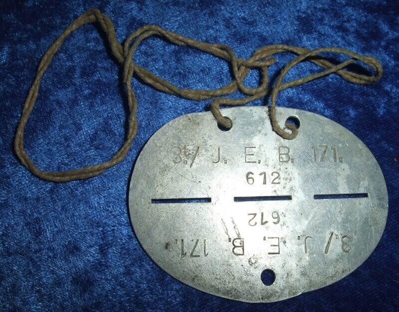 Wehrmacht: Erkennungsmarke Infanterie Ersatzbataillon 171 mit Trageschnur.