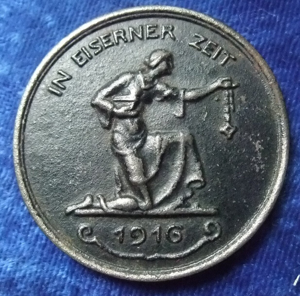 Medaille " In Eiserner Zeit 1916 " - " Gold gab ich zur Wehr Eisen nahm ich zur Ehr "
