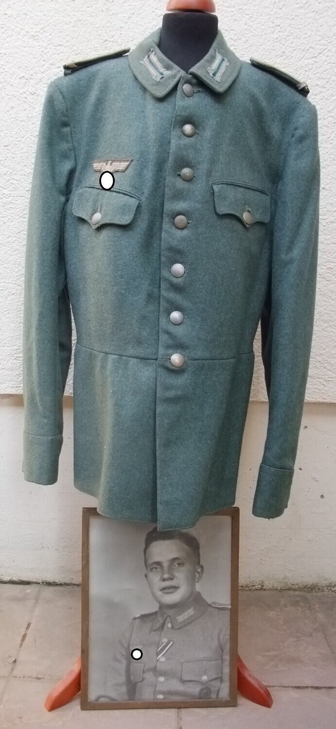 Wehrmacht Uniformjacke mit Trägerportrait, holländische Beutejacke mit original vernähten Effekten und Abnahmestempel, dazu großes Portraitfoto, alt gerahmt unter Glas, mit der Jacke.