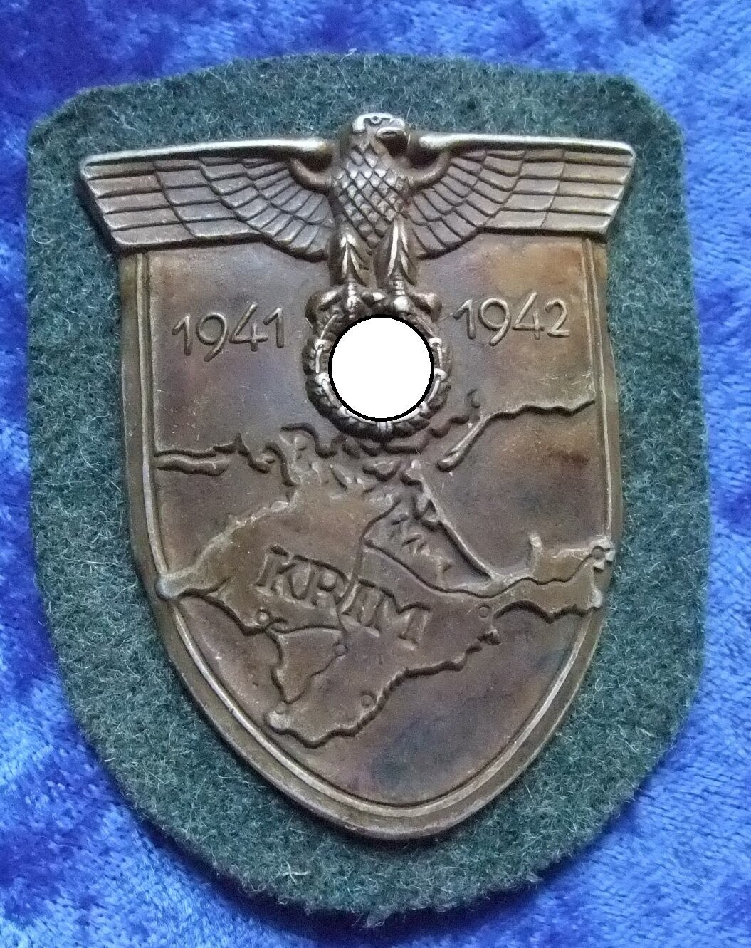 Wehrmacht: Krimschild auf Heeresstoff, mit Gegenplatte und Abdeckung mit Herstellerstempel.