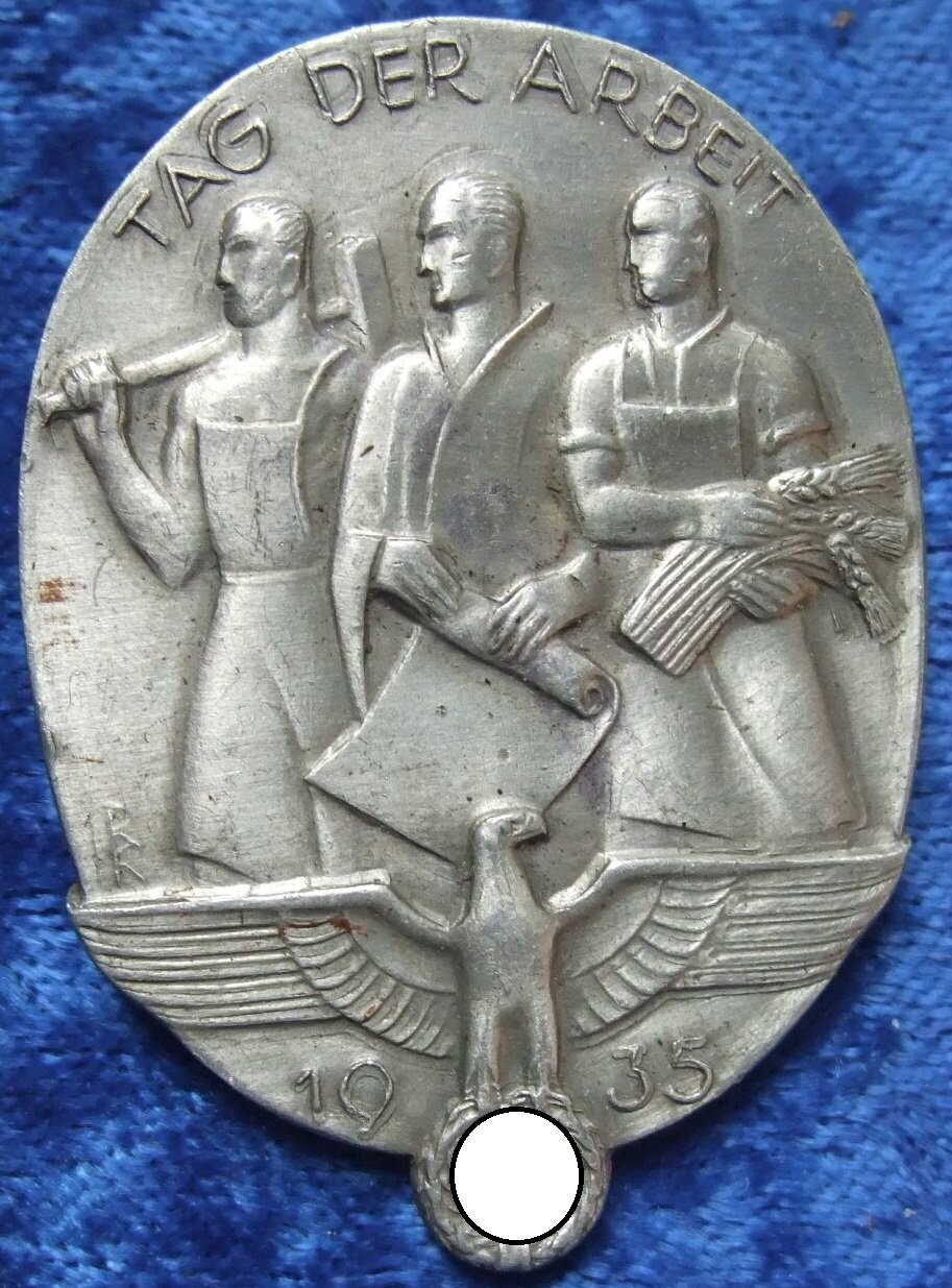 Abzeichen Tag der Arbeit 1935, Hersteller Adold Besson, Schwäbisch Gmünd.