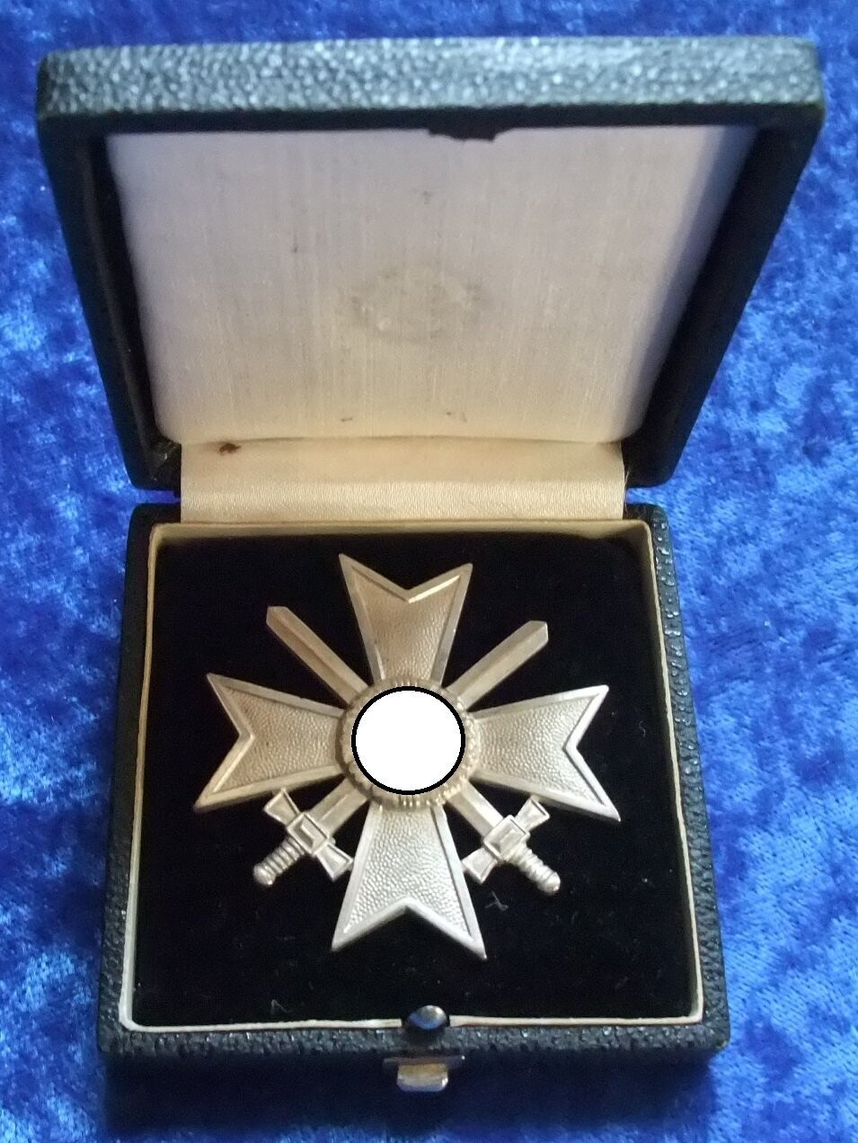 Kriegsverdienstkreuz KVK 1. Klasse mit Schwertern, Buntmetall, mit Hersteller L/11 für die Firma  Wilhelm Deumer Lüdenscheid im Verleihungsetui.
