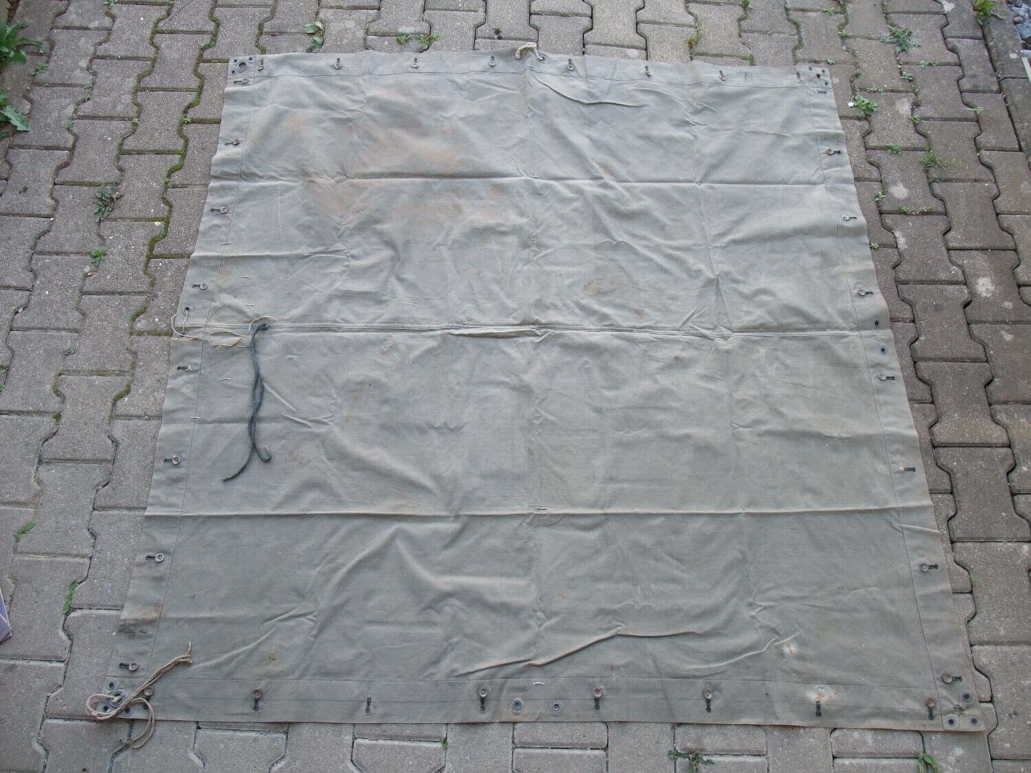1. Weltkrieg Zeltbahn feldgrau mit Stempeln, weiterverwendet bei der Reichswehr, Maße ca. 158 x 156 cm.
