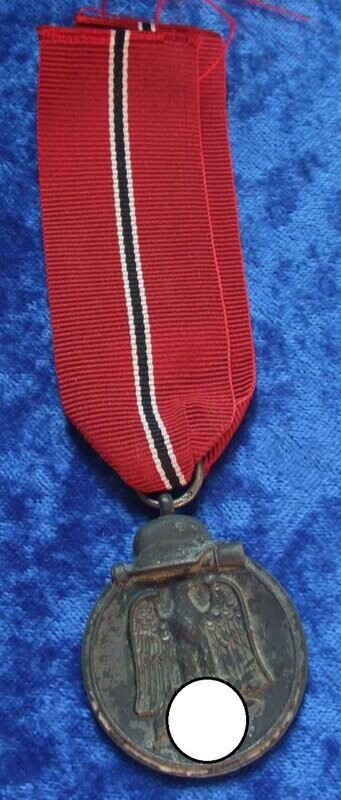 Wehrmacht: Medaille Winterschlacht im Osten, Ostmedaille, mit Hersteller 55 für die Firma J.E. Hammer & Söhne, Geringswalde.
