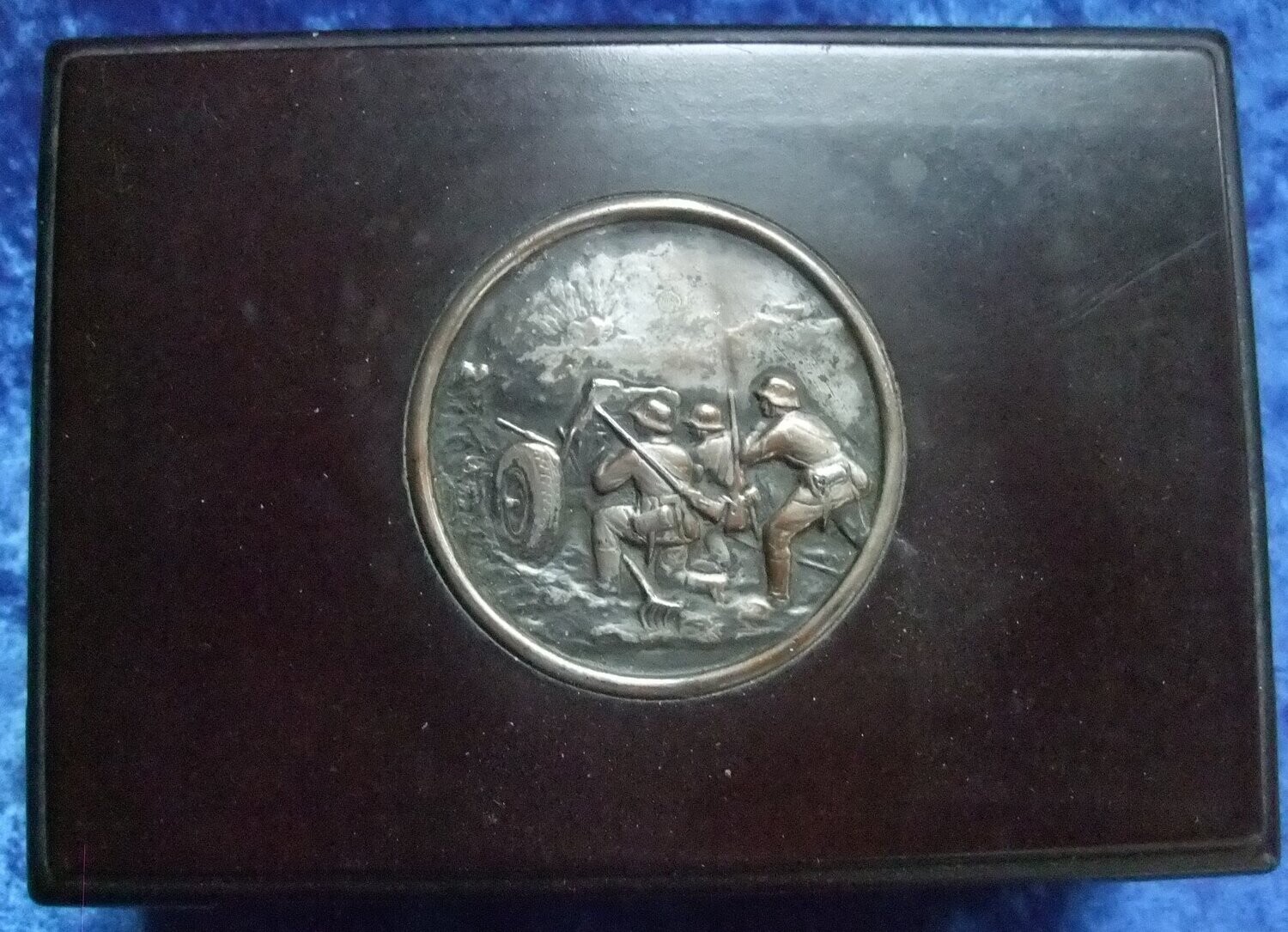 Tabakdose mit Auflage Wehrmacht Pak Geschütz. Dose aus Bakelit.