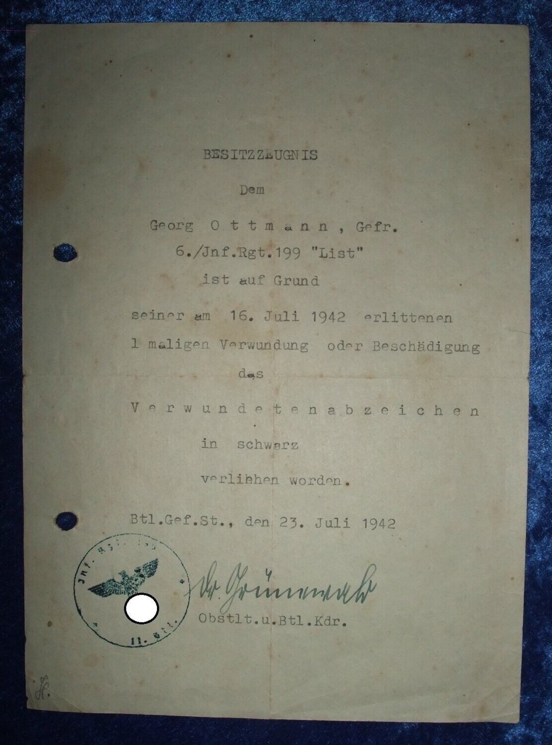 Wehrmacht: Besitzzeugnis VWA schwarz Infanterieregiment 199 "List" mit OU Oberstleutnant Dr. Theodor Grünewald Bataillonskommandeur des II. Bataillons.