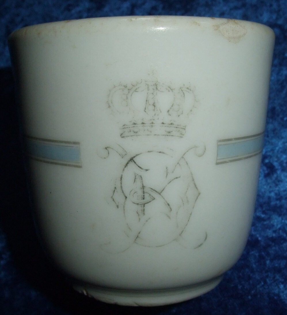 Tasse mit Monogramm Olga Nikolajevna Romanova, Königin von Württemberg. Hersteller Porzellanfabrik Weingarten.