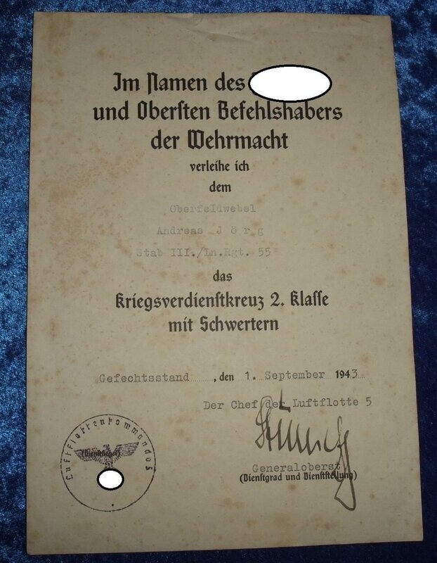 Luftwaffe: Urkunde zum Kriegsverdienstkreuz 2. Klasse KVK2 für einen Oberfeldwebel im Luftnachrichtenregiment 55, Norwegen, OU Generaloberst Hans-Jürgen Stumpff (RK, FFA in Gold mit Brillanten etc.). Luftwaffe: Urkunde zum Kriegsverdienstkreuz 2. Klasse KVK2 für einen Oberfeldwebel im Luftnachrichtenregiment 55, Norwegen, OU Generaloberst Hans-Jürgen Stumpff (RK, FFA in Gold mit Brillanten etc.).