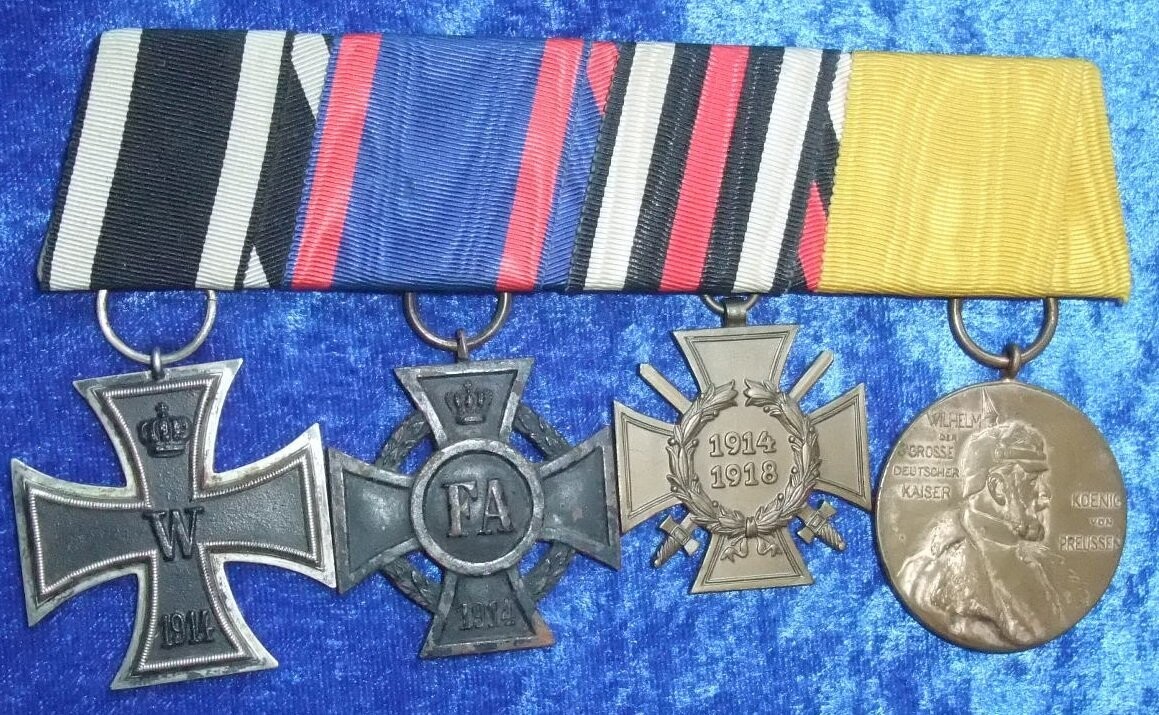 Oldenburg 4-er Ordensschnalle mit EK2 1914, Friedrich-August Kreuz, Frontkämpferehrenkreuz und Centenarmedaille.