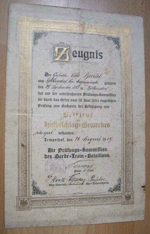Preussen: Urklunde / Zeugnis für einen Hufschmied als "Nachweis der Befähigung zum Betriebe des Hufschlag-Gewerbes" im Garde-Train Bataillon 1909.