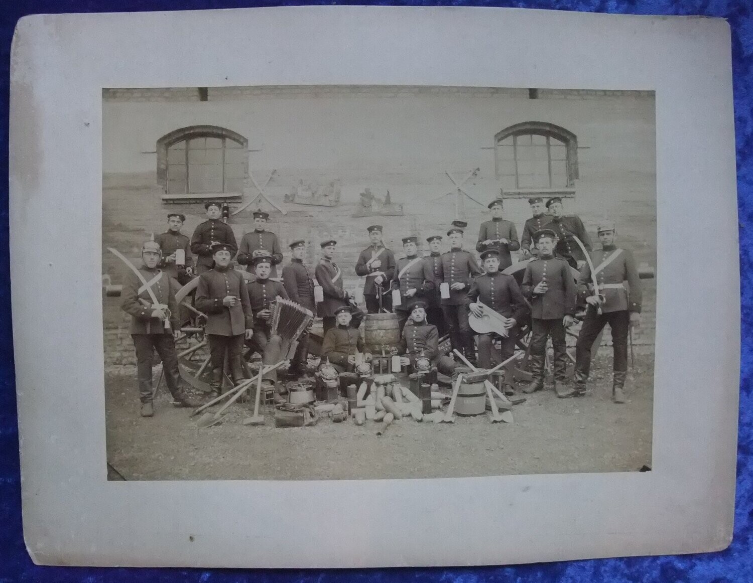 Bayern Großfoto Artillerie Regiment 1. Pickelhauben, Granaten, Ausrüstung...