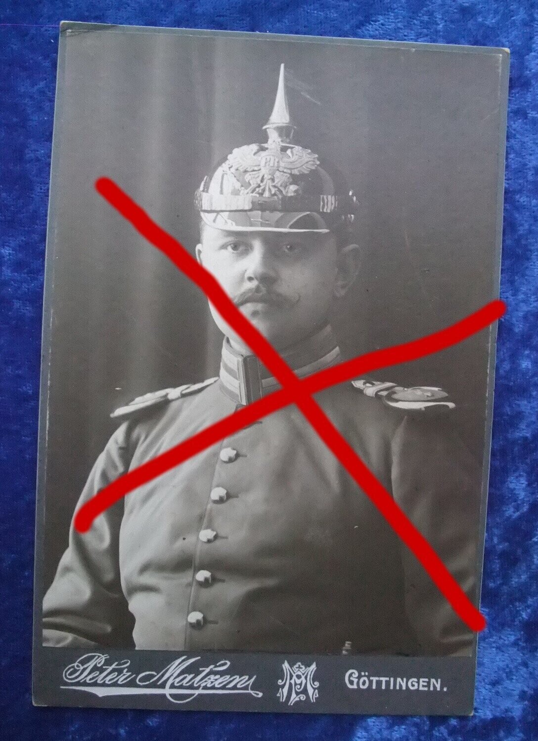 O220, CDV Portraitfoto Offizier mit Pickelhaube und Epauletten Göttingen.