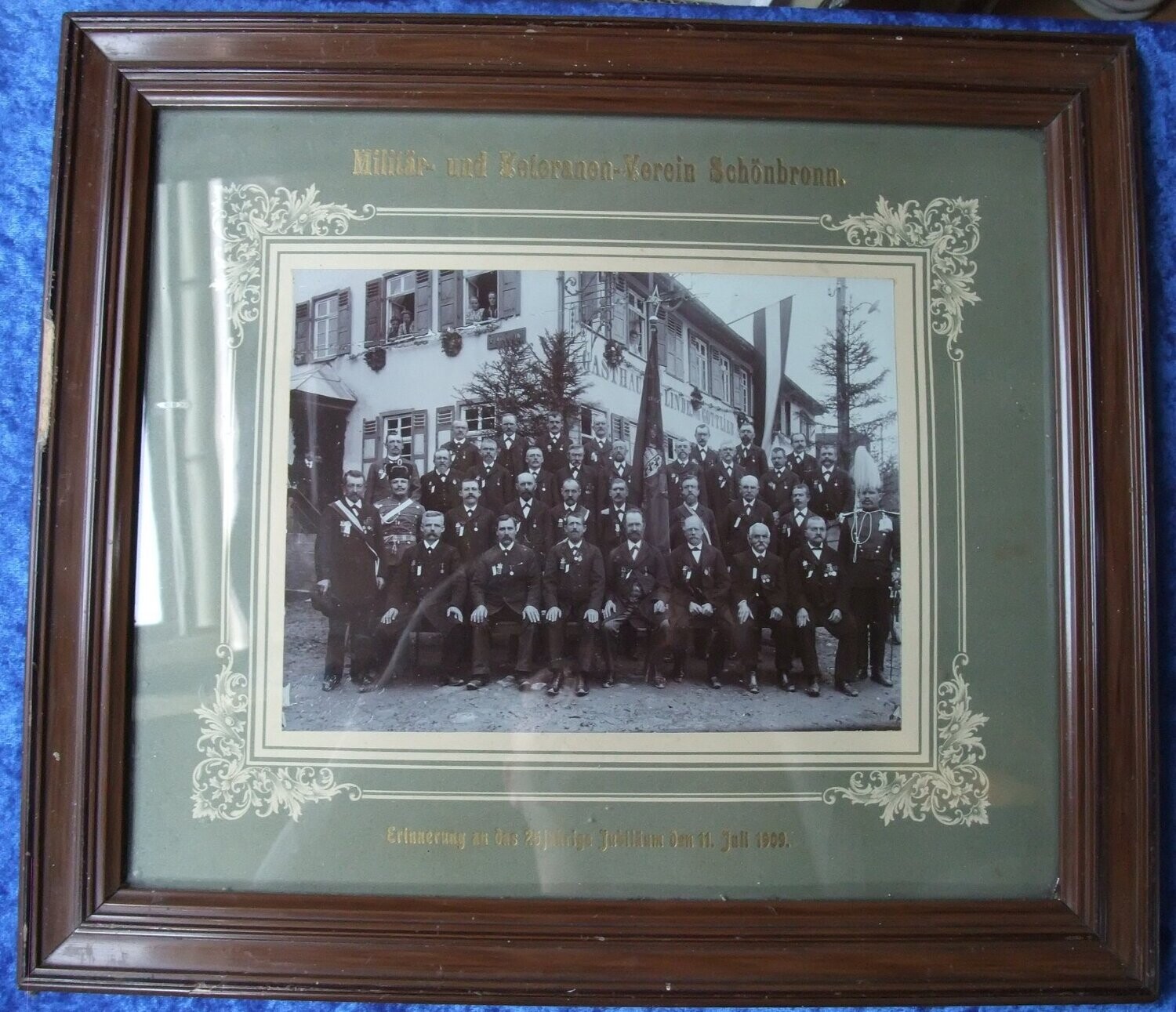 Württemberg: Großfoto Militär- und Veteranenverein Schönbronn zum 25-jährigen Jubiläum 1909. Husar, Ulan, 1870er Orden, Fahne Württemberger Kriegerbund... Alt geramt unter Glas.