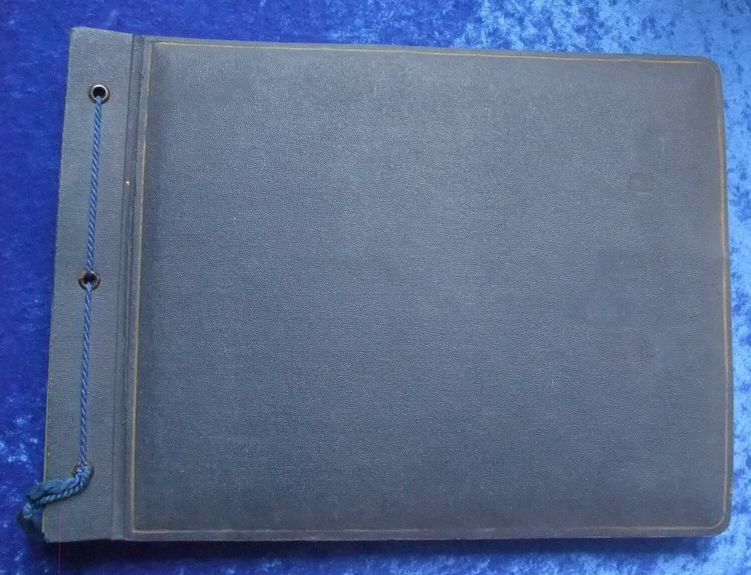 Fotoalbum Luftwaffe Flak-Division Einsatz Ostfront. Tolles Einsatzalbum mit 106 Fotos. Viel Technik, Flak-Geschütze, Panzer, Flugzeuge usw.
(F8)