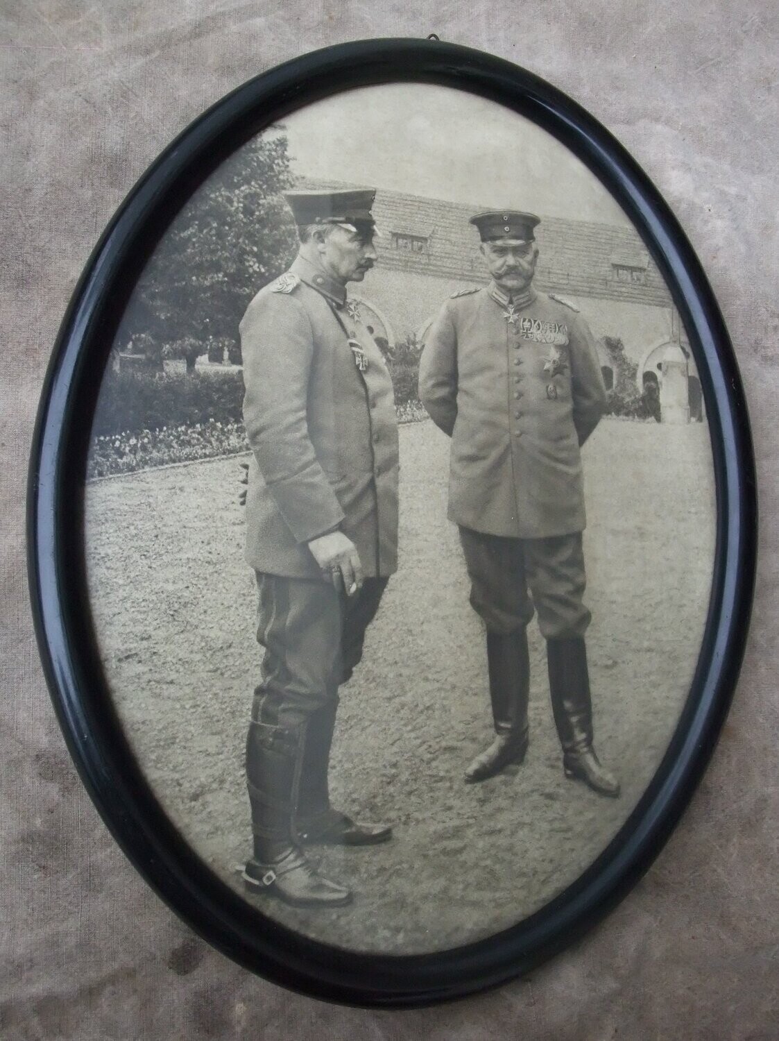 Bild Kaiser Wilhelm und Paul von Hindenburg 1915, rückseitig beschrieben, alt gerahmt unter Glas. Größe ca. 32 x 42,5 cm.
