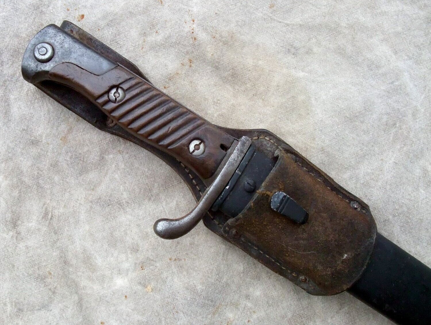 Preussen: 1. Weltkrieg Bajonett Modell 98/05, Hersteller Simson& Co Suhl, Abnahmestempel "W16" und Kammerstempel vom I.R. 60 und weiteren Stempeln, mit Koppelschuh.