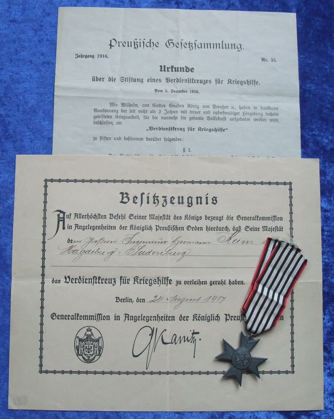 Preussen: Verdienstkreuz für Kriegshilfe am Band, mit Urkunde und Stiftungsblatt.