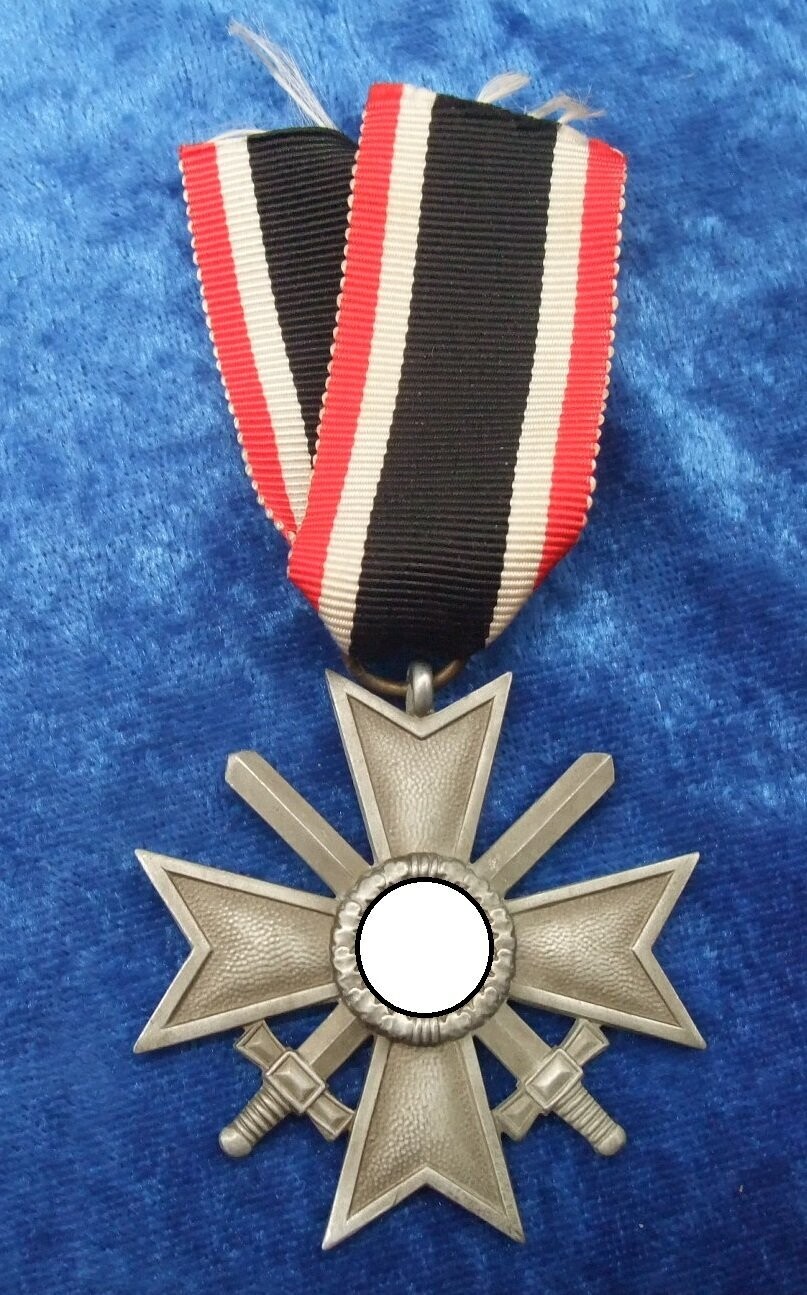 Kriegsverdienstkreuz KVK 2. Klasse mit Schwertern Hersteller 10 für die Firma Förster & Barth Pforzheim.