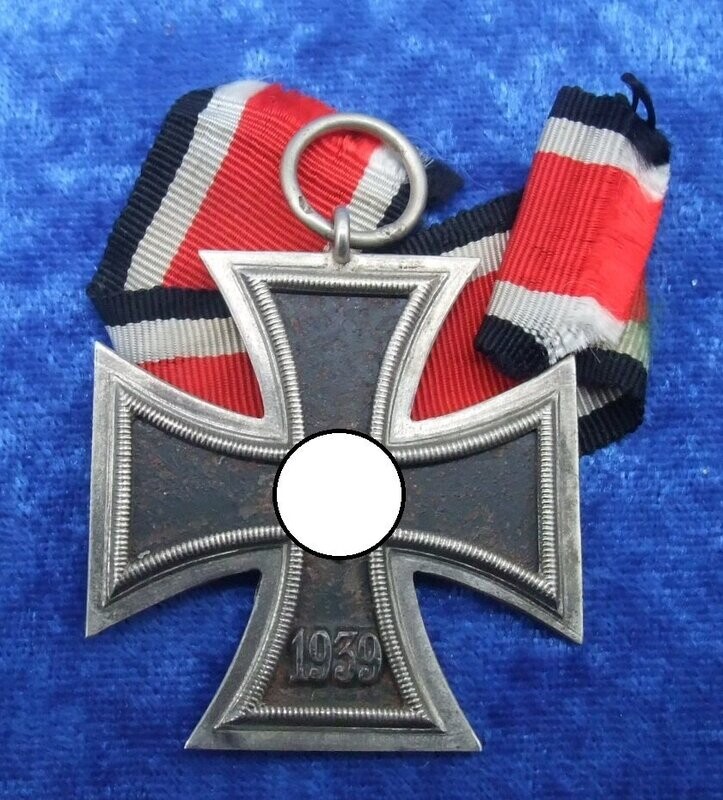 Eisernes Kreuz, EK 2. Klasse 1939, Hersteller 7 im Bandring für die Firma Paul Maybauer Berlin. Eisernes Kreuz, EK 2. Klasse 1939, Hersteller 7 im Bandring für die Firma Paul Maybauer Berlin.