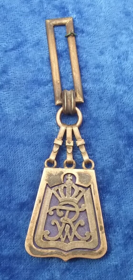 Preussen: Traditionsabzeichen für ehemalige Angehörige im 2. Rheinischen Husaren Regiment Nr. 9, Straßburg, in Form einer Säbeltasche des Regiment.