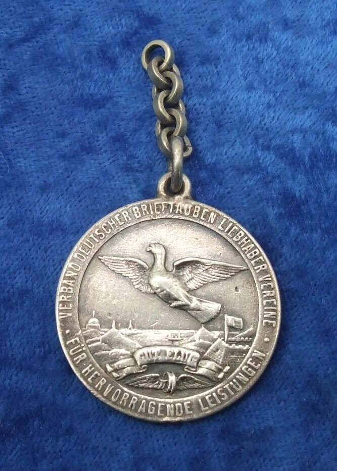 Preussen: Medaille für hervorragende Leistungen, Verband Deutscher Brieftauben, gepunzt "950 SILBER", an Tragekette.