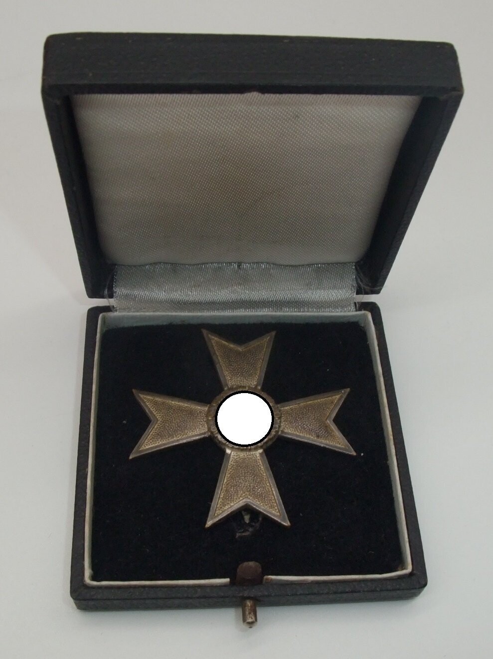 Kriegsverdienstkreuz KVK 1. Klasse ohne Schwerter, unmarkiertes Stück des Herstellers 43, Julius Bauer Söhne, Zella-Mehlis, im Verleihungsetui.