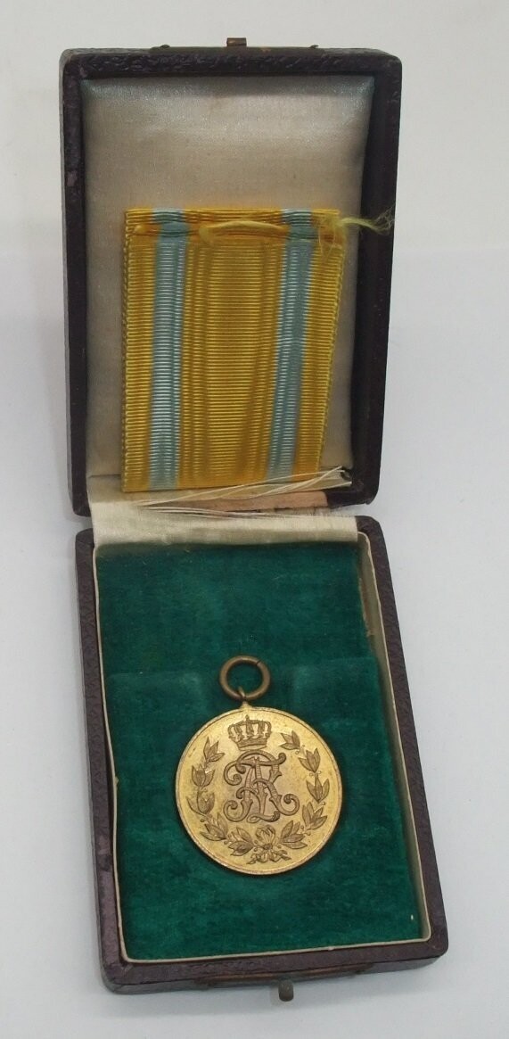 Sachsen: Friedrich-August-Medaille (BRONZE), im Etui, Scharnierverschluss fehlt, Herstelleretikett von Scharffenberg und Händleretikett.