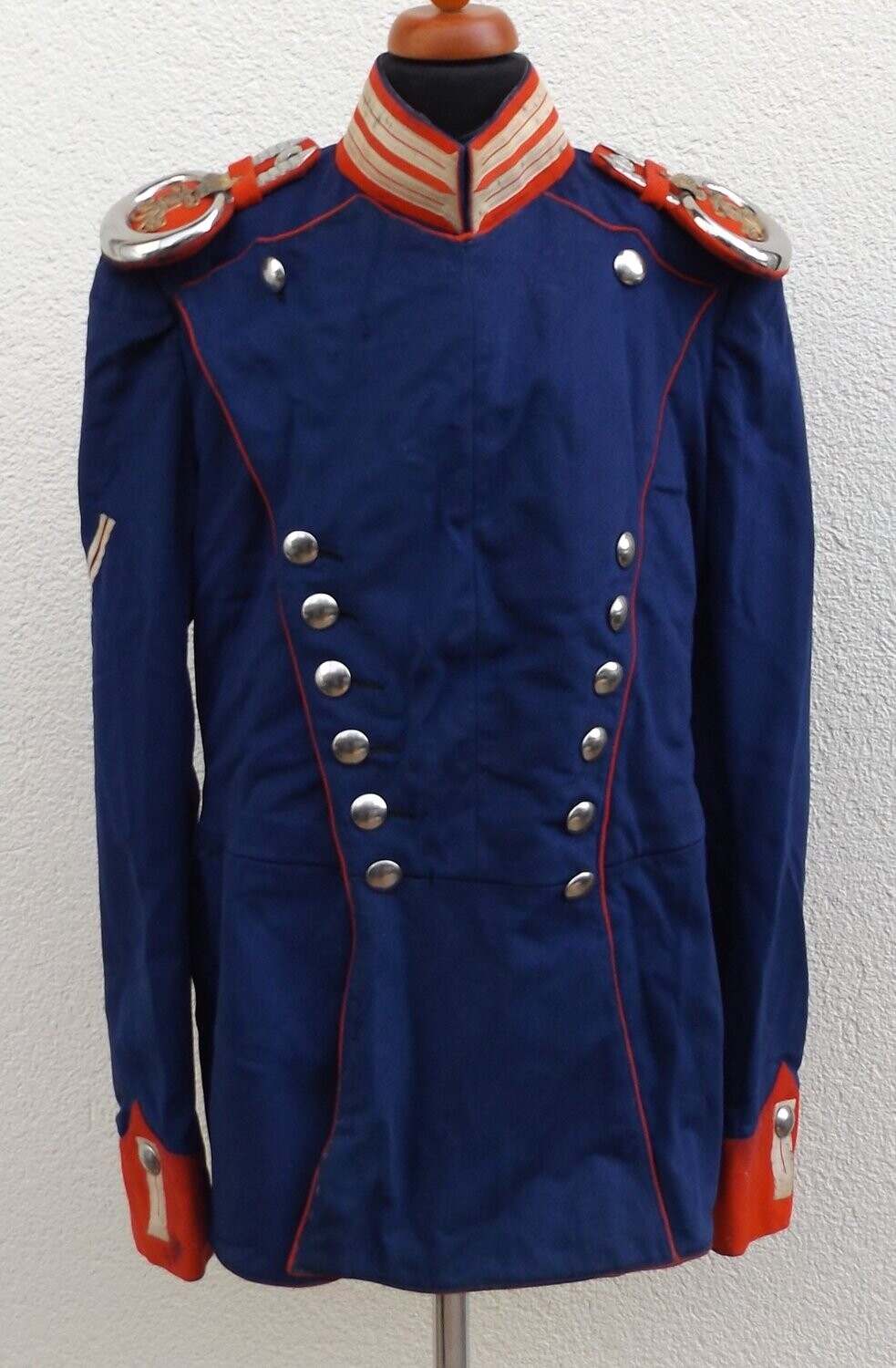 Württemberg: Ulanka eines Angehörigen im Ulanen-Regiment "König Karl" (1. Württembergisches) Nr. 19, Ulm, mit Epauletten und Fechtwinkel, mit Trägerfoto - CDV.