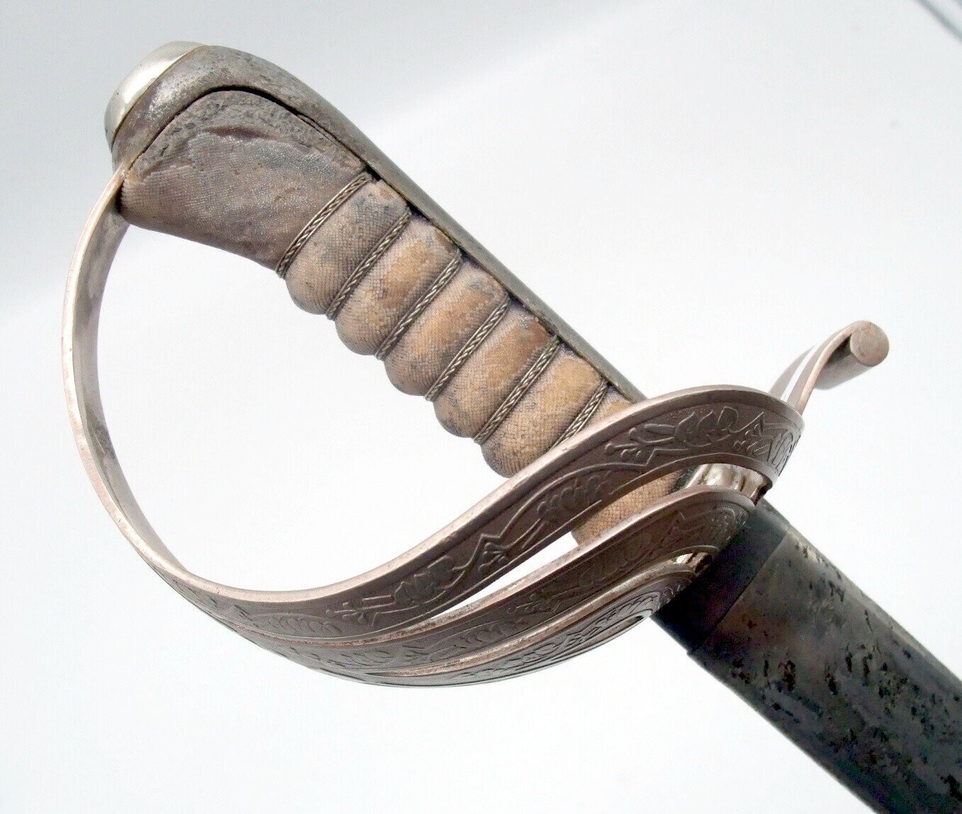 Tschechoslowakei: Säbel M. 1924, mit Herstellerbezeichnung "Wlaslovits Štós" und Abnahme "H Löwe 25". Griff mit Fischhaut und Drahtwicklung, in Scheide.