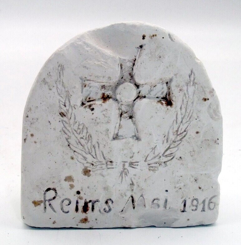 Deutsches Reich: 1. Weltkrieg Souvenier, Grabenarbeit Kreide mit Inschrift "Reims Mai 1916", Eisernes Kreuz.