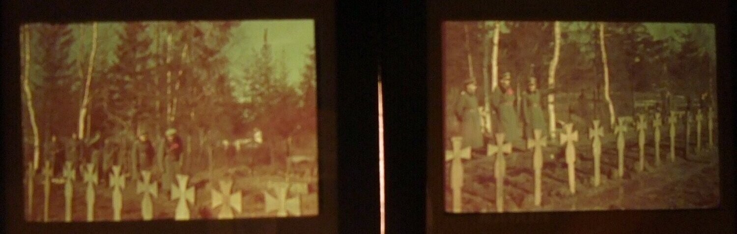 Wehrmacht: 2 Farbdias General auf Soldatenfriedhof in Pleskau Russland.