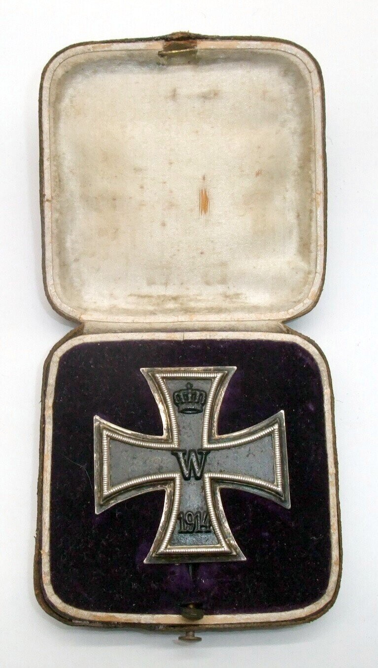 Eisernes Kreuz 1914 1. Klasse, im Etui,  unterhalb des Nadelhakens K.O. gepunzt. Etui leicht verzogen, schließt aber.